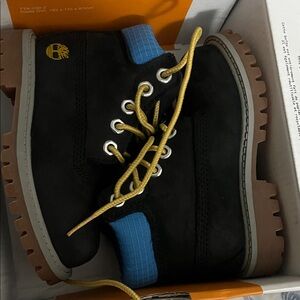 Timberland Men's Black and Blue Boots with Yellow Laces